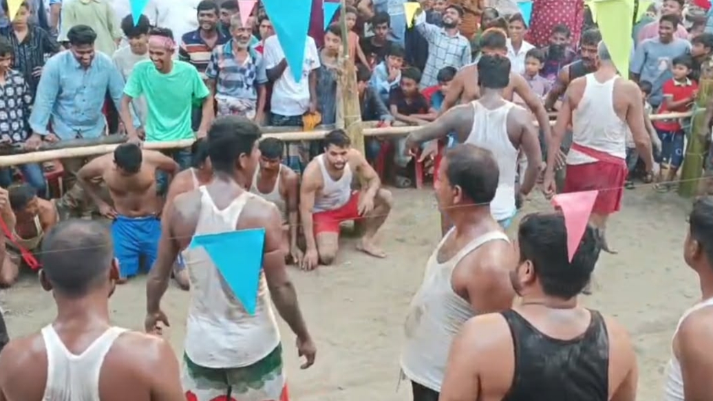 বেলাবোতে গ্রাম বাংলার ঐতিহ্যবাহী হাডুডু খেলা দেখতে মানুষের ভিড়