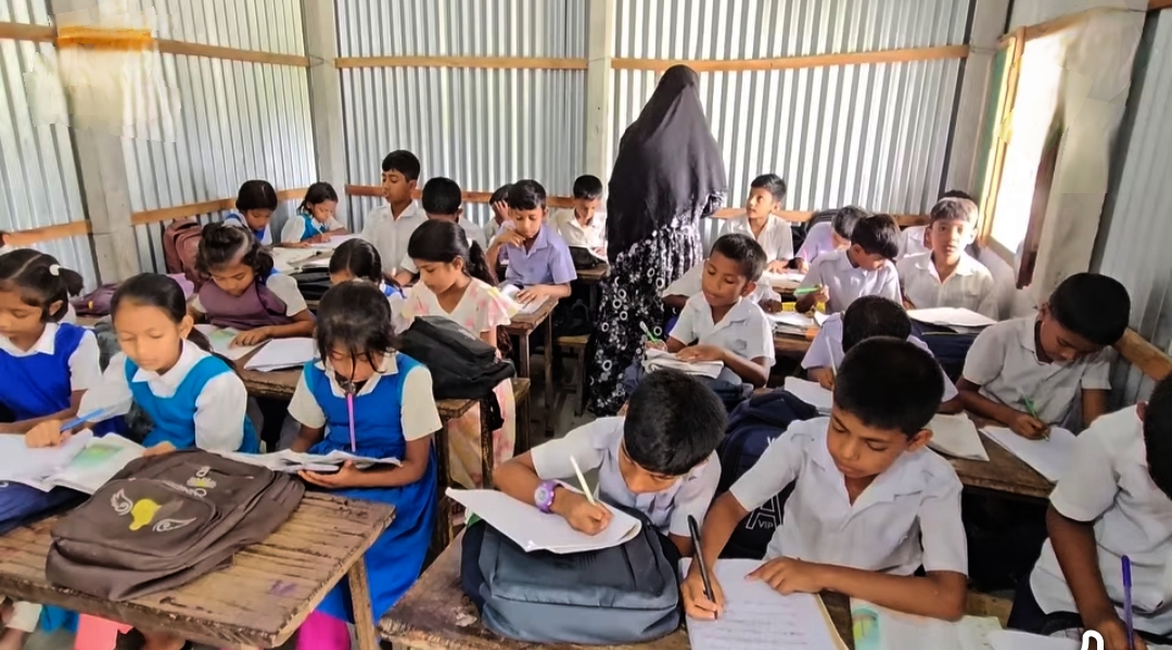 পলাশে ১৭৫ শিক্ষার্থীর জন্য শিক্ষক মাত্র ২ জন, ব্যাহত হচ্ছে পাঠদান