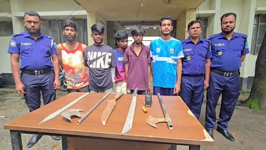 ঘোড়াশালে ডাকাতির প্রস্তুতিকালে দেশীয় অস্ত্রসহ ৫ জন গ্রেপ্তার