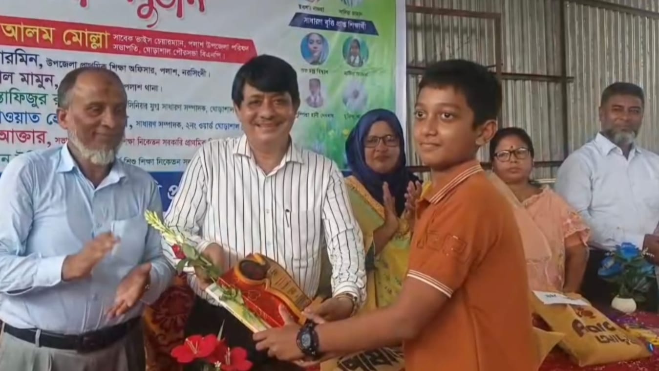 পলাশে বৃত্তিপ্রাপ্ত শিক্ষার্থী ও বিদায়ী শিক্ষকের সংবর্ধনা