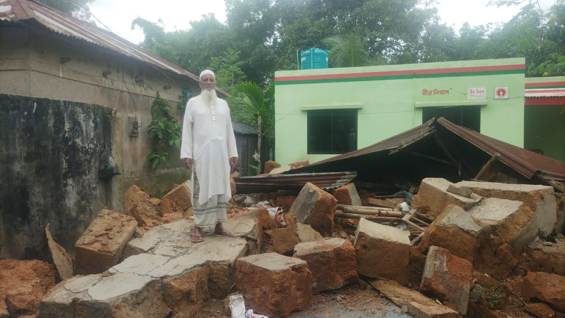 বেলাবোতে টানা বৃষ্টিতে বীর মুক্তিযোদ্ধার মাটির ঘর ধসে গেছে