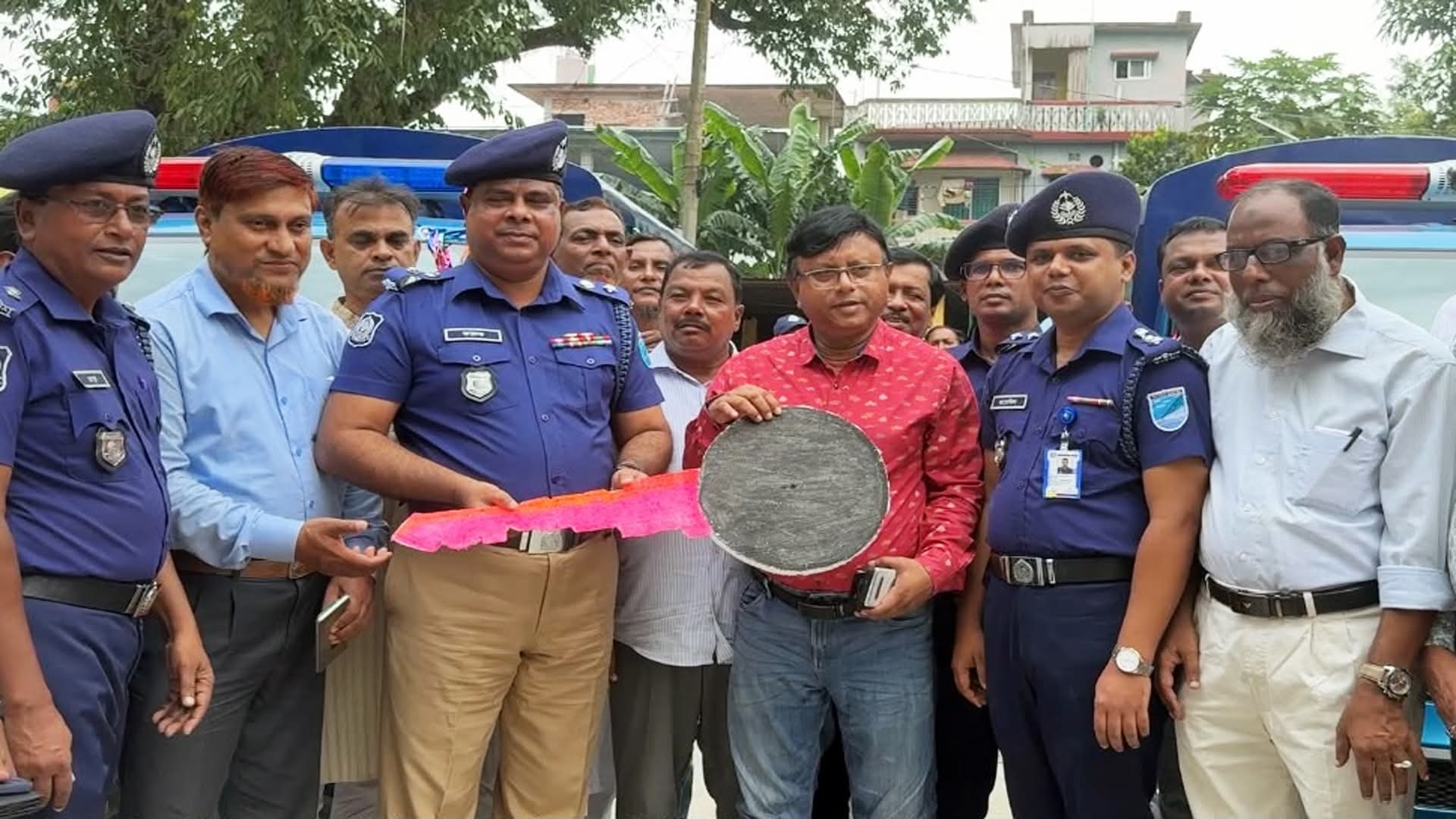 রায়পুরা থানায় নতুন দুই গাড়ি হস্তান্তর করলো এমপি আশরাফ উদ্দিন বকুল