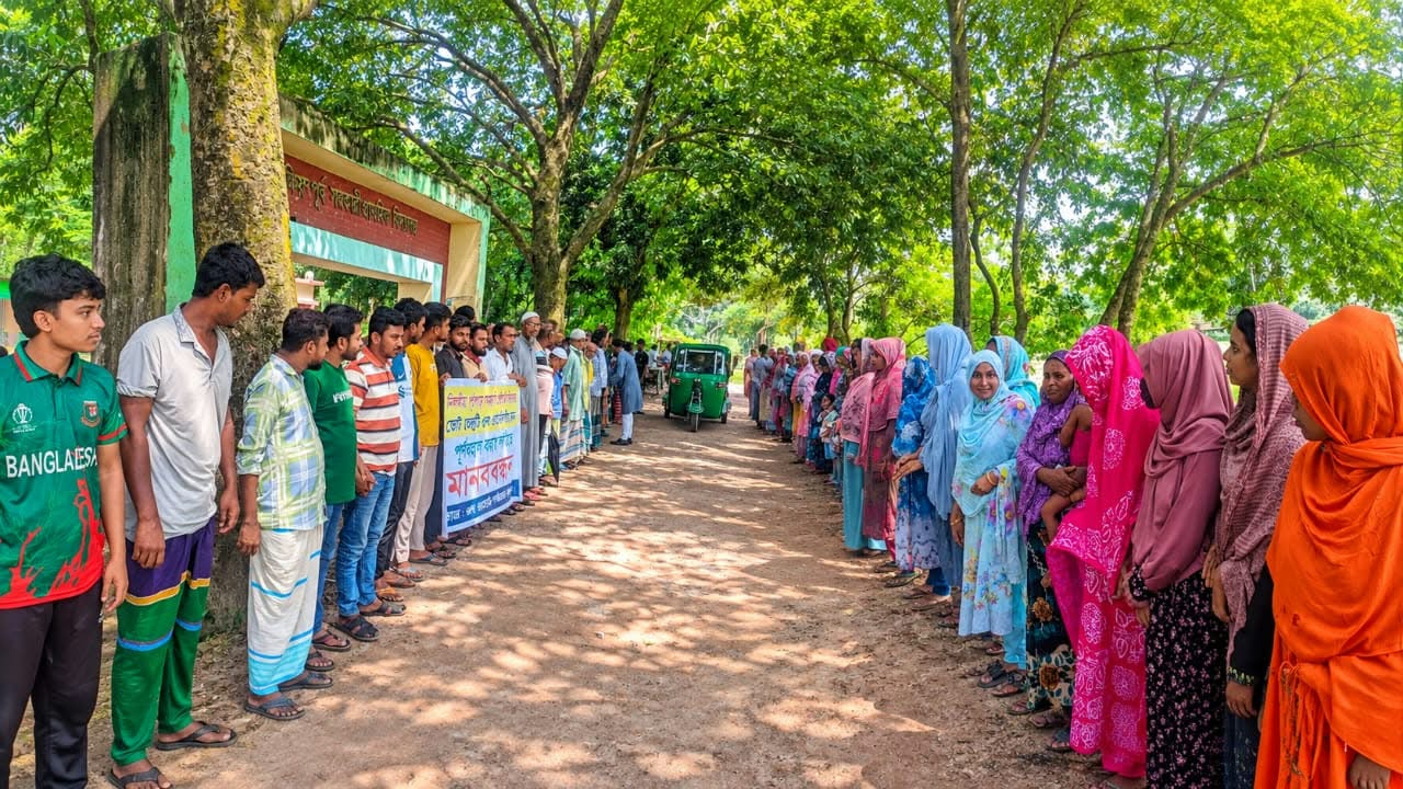 বেলাবোতে ভোটকেন্দ্র পুনর্বহালের দাবিতে এলাকাবাসীর মানববন্ধন ও বিক্ষোভ